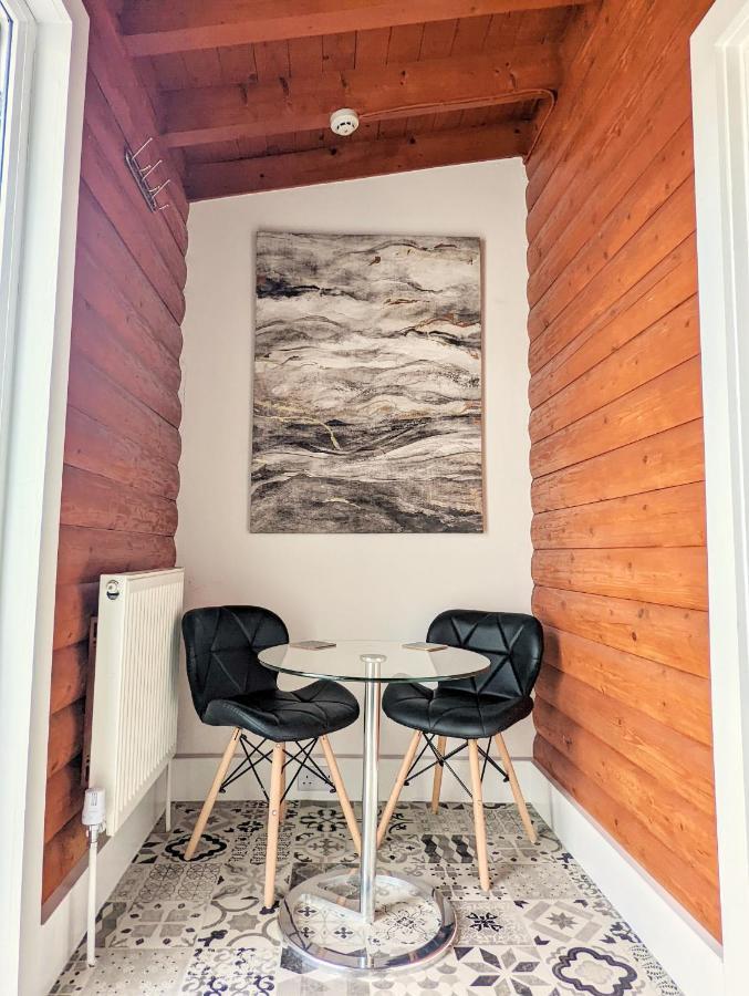 Kaoglen-blossom-hot Tub-cairngorms-pet Friendly Lodge Balnald