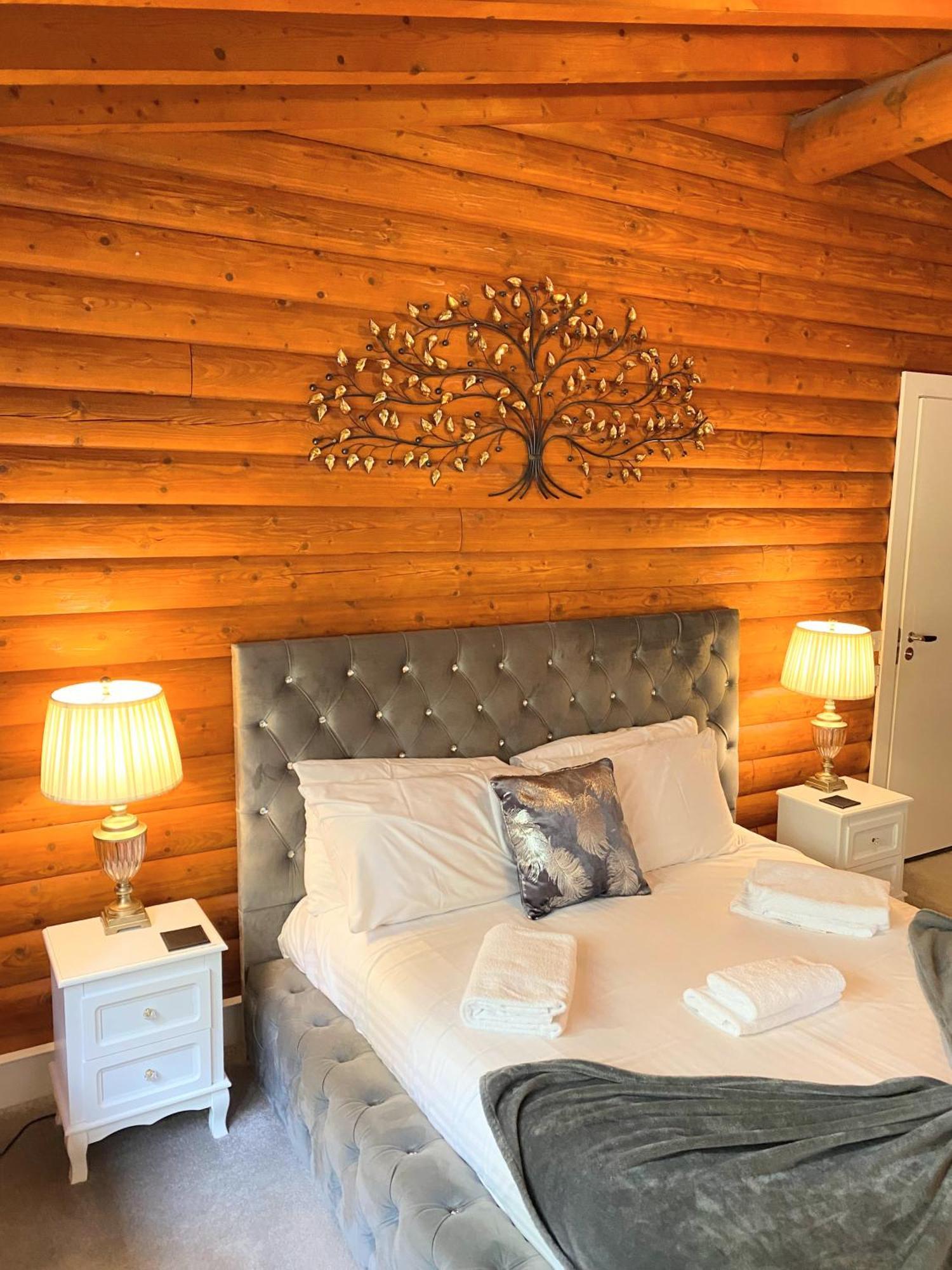 Lodge Kaoglen-blossom-hot Tub-cairngorms-pet Friendly
