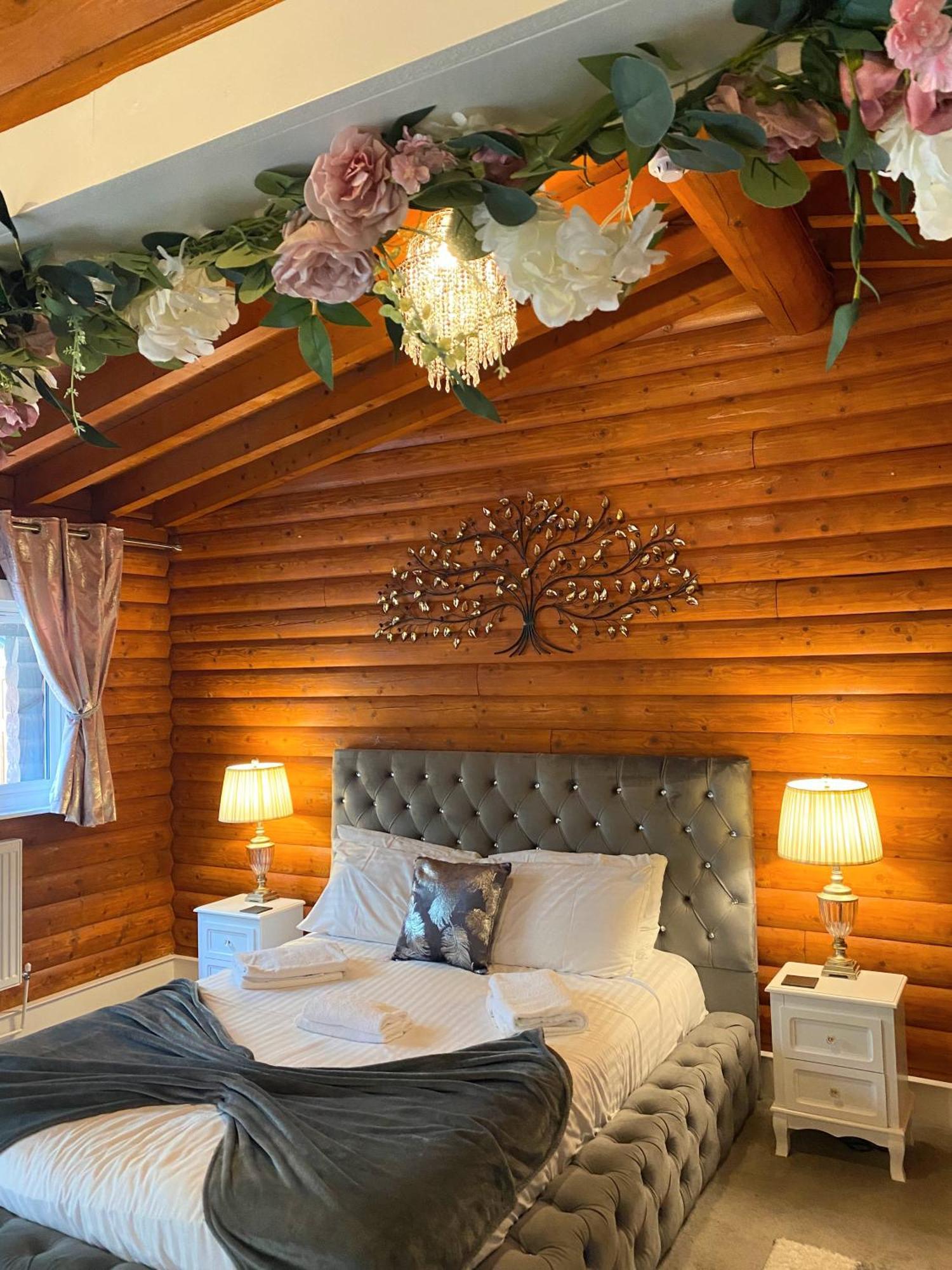 Kaoglen-blossom-hot Tub-cairngorms-pet Friendly Lodge Balnald
