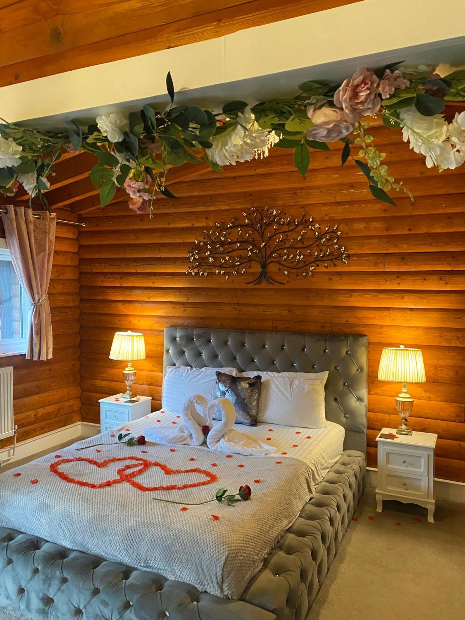 Kaoglen-blossom-hot Tub-cairngorms-pet Friendly Lodge Balnald