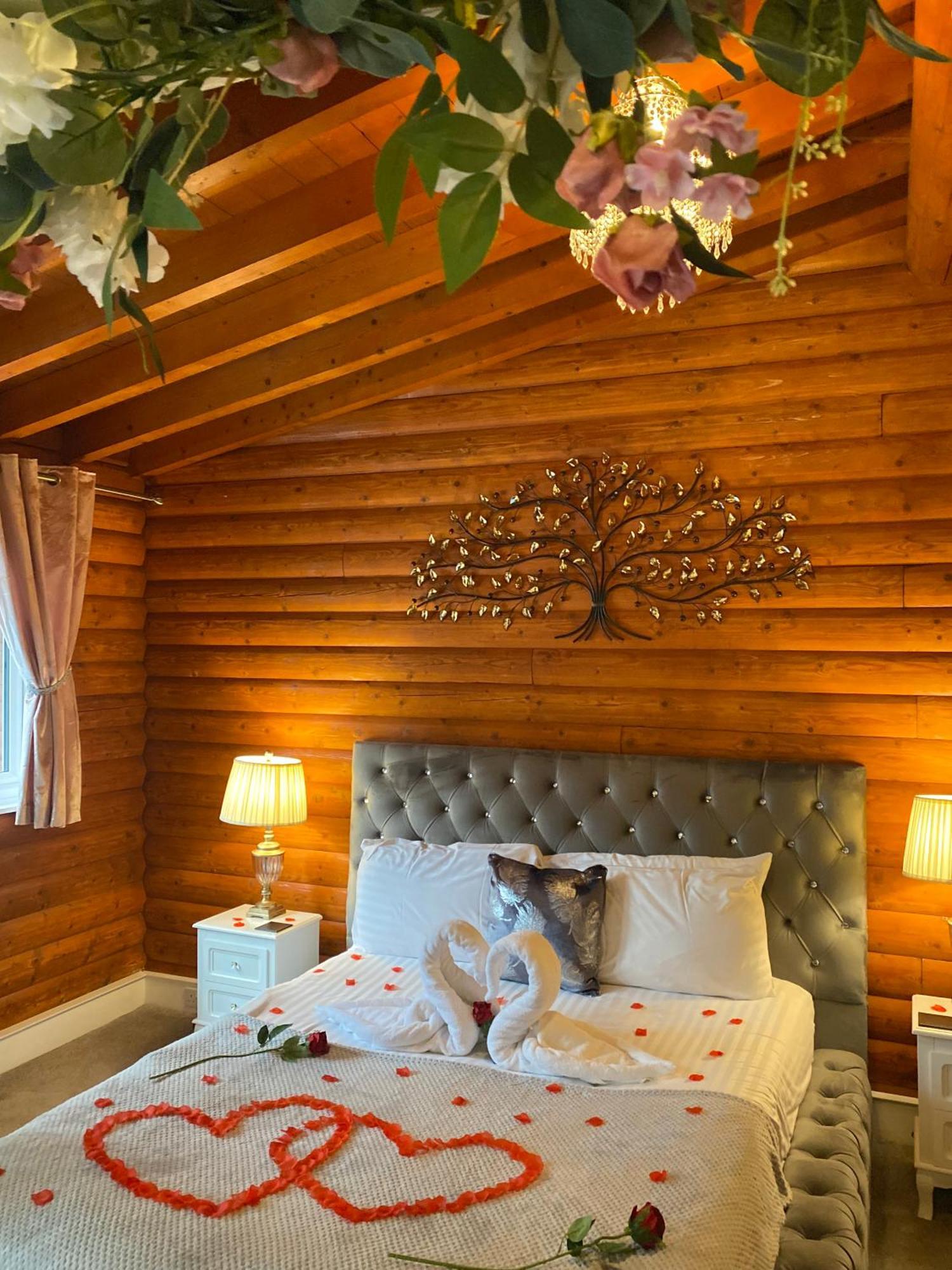 Kaoglen-blossom-hot Tub-cairngorms-pet Friendly Balnald